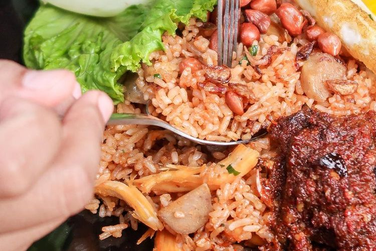Nasi Goreng Gila: Rasa yang Bikin Cilacap Bergetar